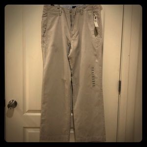 NWT GAP PANTS KHAKI SIZE 33W x 30L.